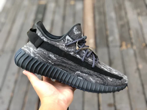 350v2 черный серый экономичный вариант Adidas Yeezy 350 V2 черный серый оранжевый кокос ID4811