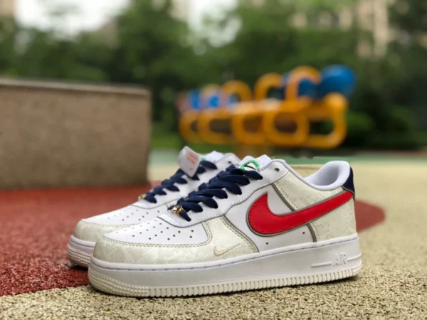 AF1 низкие бело-красно-синие кроссовки со змеиным принтом Nike Air Force 1 AF1 бело-красно-синие кроссовки Air Force со змеиным принтом DV1493-161