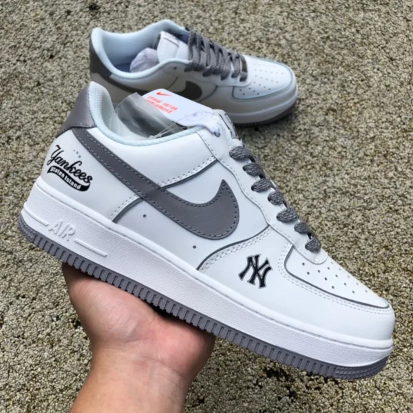 Мужские низкие кроссовки AF1 белые серые низкие Nike Air Force 1'07 AF1 Air Force One BS8806-544