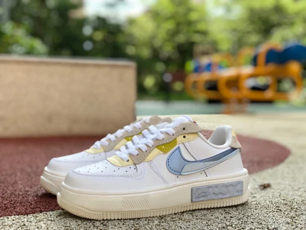 Бело-желто-синие низкие повседневные кроссовки Nike Air Force 1 Фонтанка бело-желто-синие AF1 DV2175-100