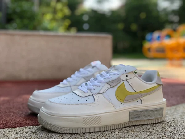 Бело-желтые низкие повседневные кроссовки Nike Air Force 1 Фонтанка AF1 DV6984-100