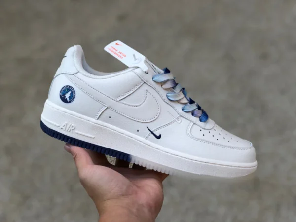 Низкие кроссовки Nike Air Force 1 Low '07 su19 с бело-синей строчкой AF1 Air Force One ml5801-501