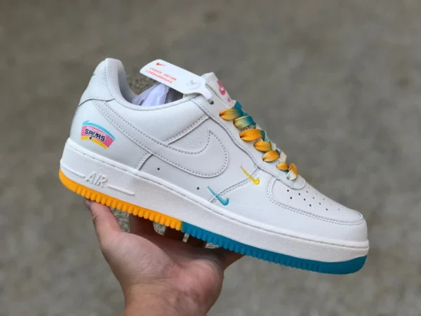 Низкие кроссовки с белой, синей и желтой строчкой AF1 Nike Air Force 1 Low '07 su19 низкие кроссовки Air Force One sa5696-123