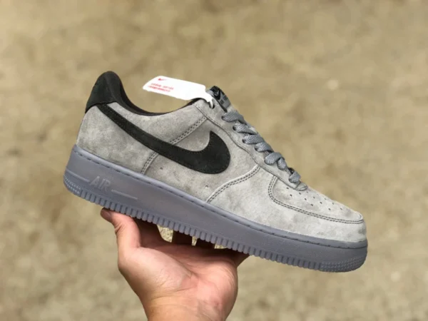 AF1 серые замшевые черные низкие кеды на крючках Nike Air Force 1 07 LV83 Низкие кроссовки Air Force 1 BQ4329-102