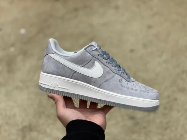 серо-белые замшевые низкие кроссовки Nike Air Force 1'07 wb Low Air Force 1 DC4832-002