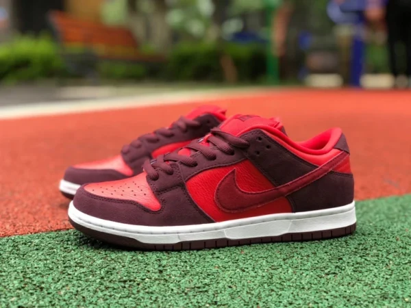 Кроссовки для скейтбординга Dunk вишнево-красного цвета Nike SB Dunk Low «Cherry» вишнево-красного цвета DM0807-600