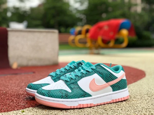 Dunk бело-зелено-розовый змеиный узор Nike Dunk Low «Snake Skin» бело-зелено-розовый змеиный узор DR8577-300