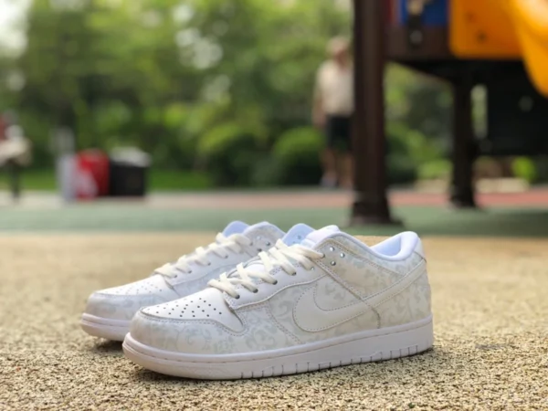 Спортивные кроссовки Dunk white с узором Nike Dunk Low Triple White чисто белые DD1503-109