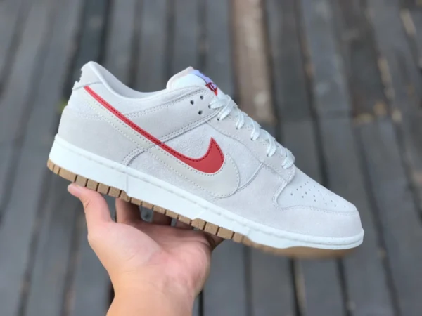 Dunk серо-красные двухслойные низкие оригинальные кроссовки Nike Low SE 85 серо-красные двухслойные низкие кеды на крючках DO9457-100