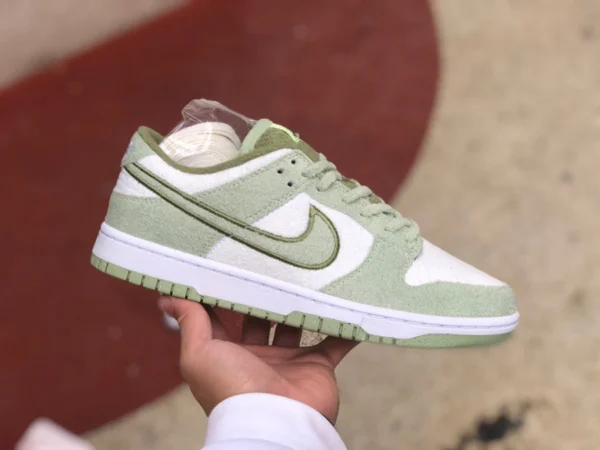 Бело-зеленые замшевые кроссовки Dunk Nike Dunk Low "Fleece" бело-зеленые замшевые повседневные низкие кеды DQ7579-300