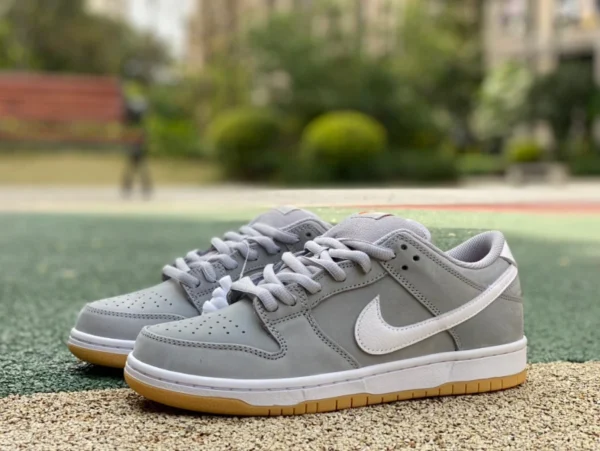 Оригинальные кроссовки для скейтборда Nike SB Dunk Low Grey Gum серого цвета из сырой резины с низким берцем в стиле ретро DV5464-001