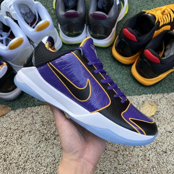 Kobe 5 black Lakers фиолетовое золото s2 чистый оригинальный лучший продукт Nike Kobe 5 Protro Lakers Баскетбольные кроссовки Kobe Lakers фиолетового и золотого цвета CD4991-500