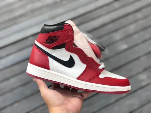 aj1 огорчил самую экономичную версию Air Jordan 1 High OG "Chicago Reimagined" DZ5485-612 в Чикаго.