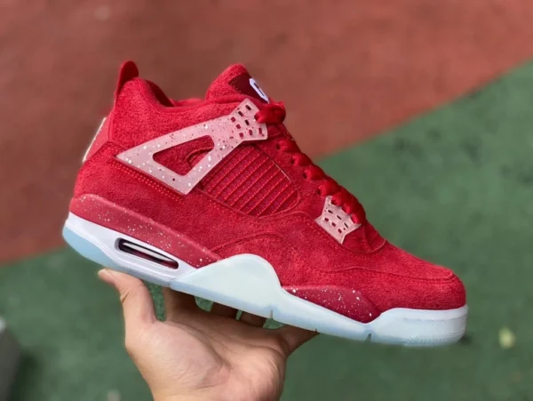 aj4 Университет Оклахомы Air Jordan 4 Университет Оклахомы PE На язычке обуви вышит школьный логотип OU, подчеркивающий индивидуальность. Наконец, она отделана кристаллами ледяного цвета.