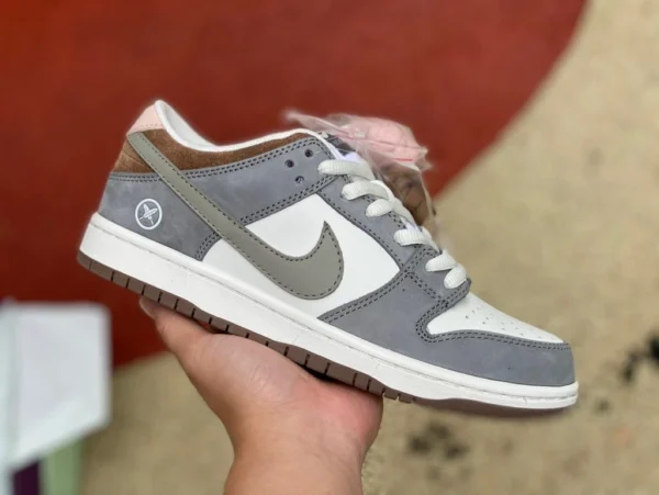 Dunk бело-серо-коричневая замша Yuto Horigome x Nike SB Dunk Low Family, чемпионское перо fq1180-001