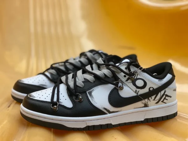 Ремни Dunk черно-бело-серые граффити Nike Dunk Low Retro "Black" деконструированный стиль темный ночной мессенджер с буквами граффити низкие кеды черно-бело-серые DD1391-100