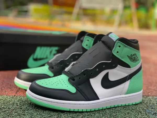 aj1 черно-белые зеленые высокие кроссовки Air Jordan 1 Retro High OG "Green Glow" 2024 DZ5485-130