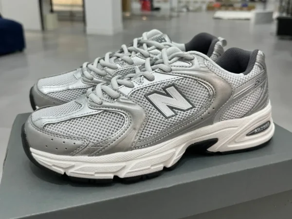 NB530 серебристо-белый MR530LG