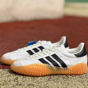 Кроссовки Adidas бело-черные из необработанной резины классические кроссовки adidas Clover Country x Kamanda EE5665